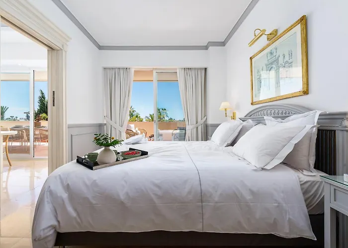 Stunning Renovated 2-Bedroom In Golden Mile