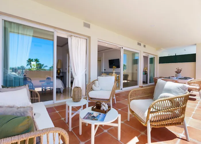 Stunning Renovated 2-Bedroom In Golden Mile