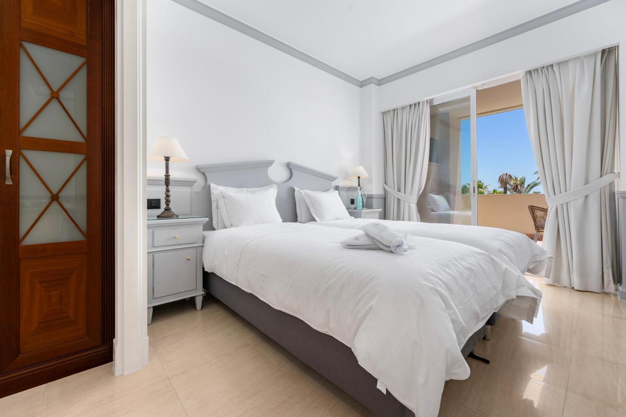 Apartment Stunning Renovated 2-bedroom In Golden Mile