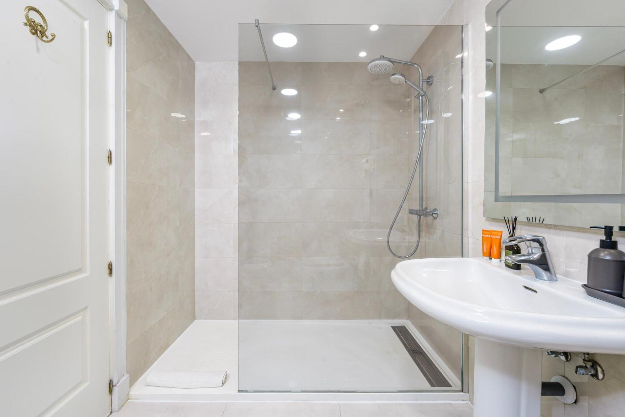 Stunning Renovated 2-bedroom In Golden Mile Apartament *
