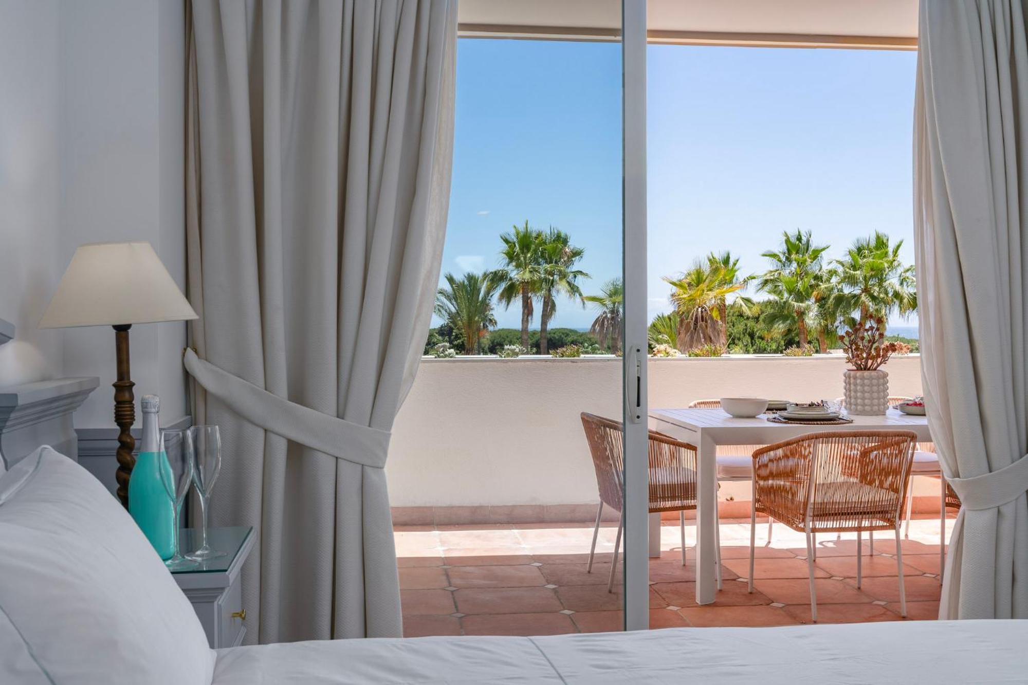 Stunning Renovated 2-bedroom In Golden Mile Apartament